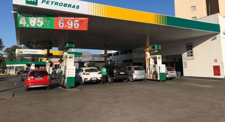 Gasolina já é encontrada por menos de R$7