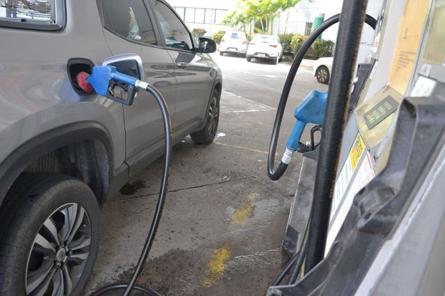 Carro abastece em posto da Bahia