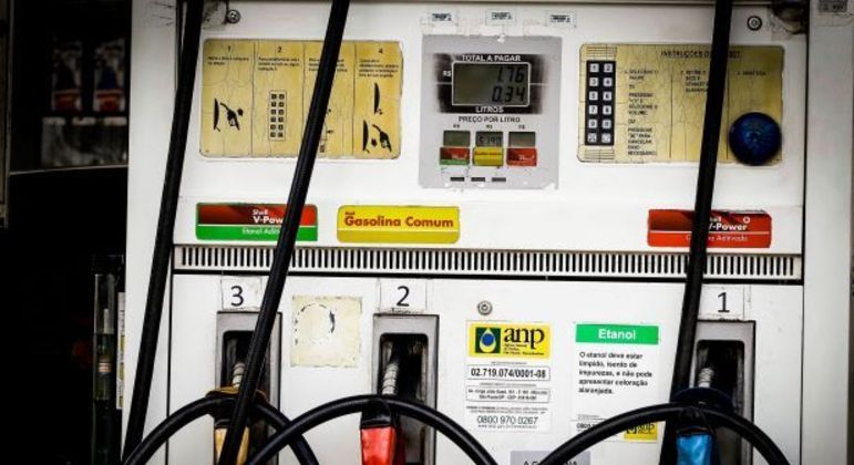 Bomba de gasolina em um posto de combustível; impacto da reoneração será de R$ 0,47