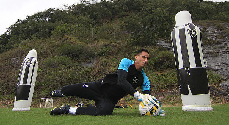 Gatito Fernández em treino do Botafogo no CT do Espaço Lonier