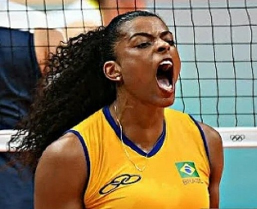 Gaúcha de Porto Alegre, ela está com 35 anos. Em 2021, teve dois vices: Jogos Olímpicos e Liga das Nações, ambos com a Seleção Brasileira. Os EUA ficaram com as duas taças.