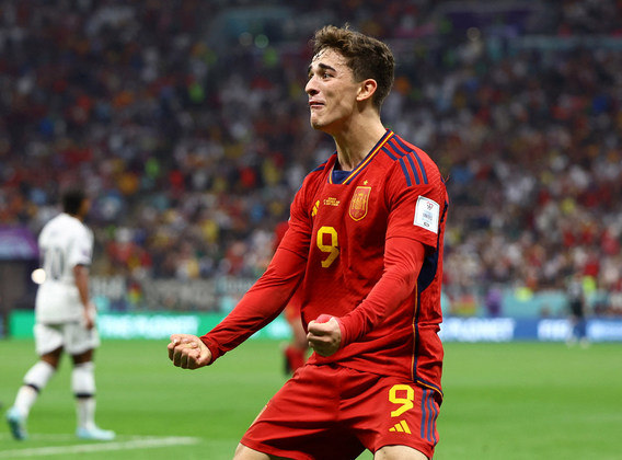 Estrela da seleção espanhola, Gavi é o mais jovem do elenco. Com apenas 18 anos e estreante em Copa do Mundo, o garoto marcou na goleada da Espanha contra a Costa Rica. A pressão de fazer parte de uma campeã do mundo parece não atingir o camisa 9 da seleção de Luis Enrique
