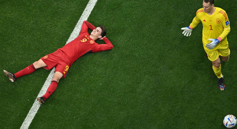 Gavi fica no chão e é observado por Neuer no clássico entre Espanha e Alemanha
