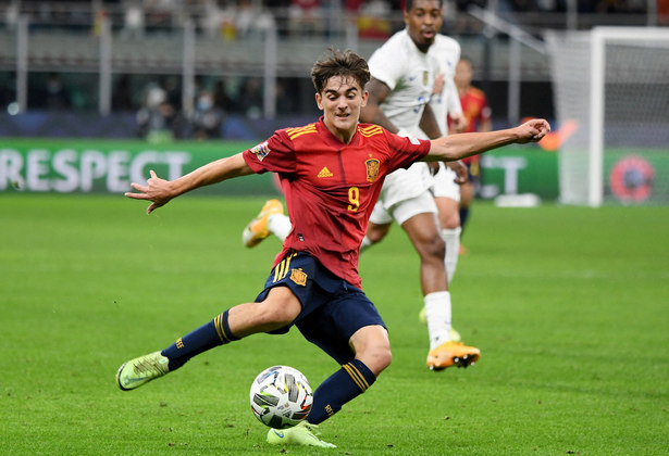 GaviIdade: 18 anosClube: Barcelona (ESP)O espanhol está entre os cinco jogadores mais jovens que vão disputar o Mundial de 2022 no Catar. Ele venceu o Troféu Kopa nesta temporada, por ser o melhor atleta entre os mais jovens. No projeto de 