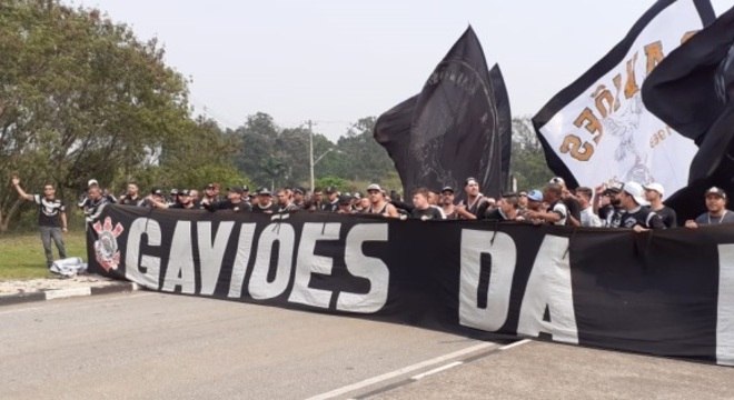 Cerca de 200 torcedores protestaram contra atual fase do Corinthians