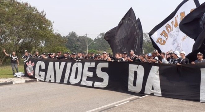 Organizada protesta no CT do Corinthians no treino desta sexta-feira; confira