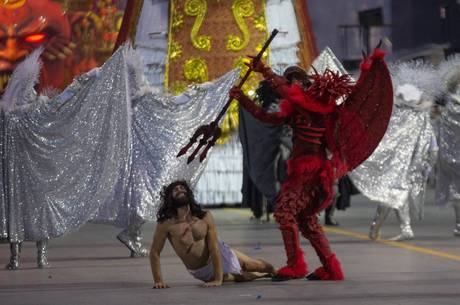 Encenação do diabo arrastando Jesus no Carnaval