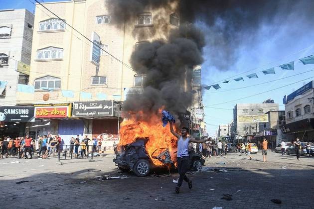 Em Gaza, um carro israelense roubado por milicianos do Hamas foi incendiado