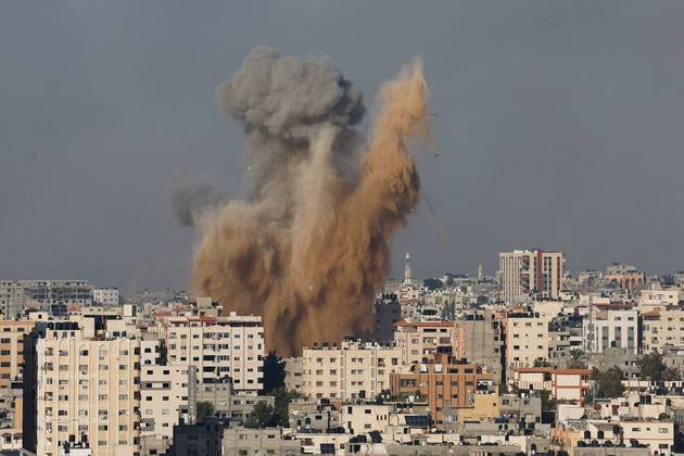 O Hamas diz que pelo menos 198 pessoas morreram em Gaza, após o início da contra-ofensiva israelense. O número de feridos passa de 1.600