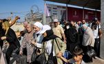 Pessoas de todas as idades deixaram Gaza na manhã desta quarta-feira. Crianças, adultos, idosos, homens e mulheres seguiram em direção ao Egito, onde receberam assistência médica e alimentação