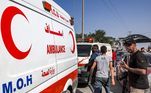Várias ambulâncias aguardavam no Egito as pessoas provenientes de Gaza. Elas fogem do conflito entre Israel e o Hamas