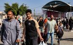 Famílias inteiras cruzaram a fronteira na cidade de Rafah e foram para o Egito, que abriu pela primeira vez a passagem com o território palestino