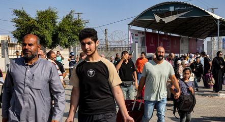 Passagem de Rafah foi aberta para a saída de civis da Faixa de Gaza pela primeira vez na guerra