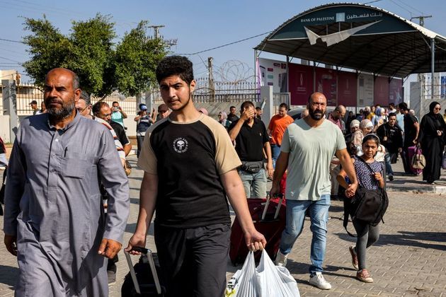 Famílias inteiras cruzaram a fronteira na cidade de Rafah e foram para o Egito, que abriu pela primeira vez a passagem com o território palestino