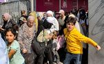 Um primeiro grupo de estrangeiros deixou a Faixa de Gaza nesta quarta-feira (1º) pela fronteira do Egito com a cidade de Rafah, no extremo sul do território palestino. Foi a primeira vez que a passagem foi aberta desde o início do conflito entre Israel e o Hamas, no início de outubro. Na foto acima, dezenas de civis chegam ao território egípcio