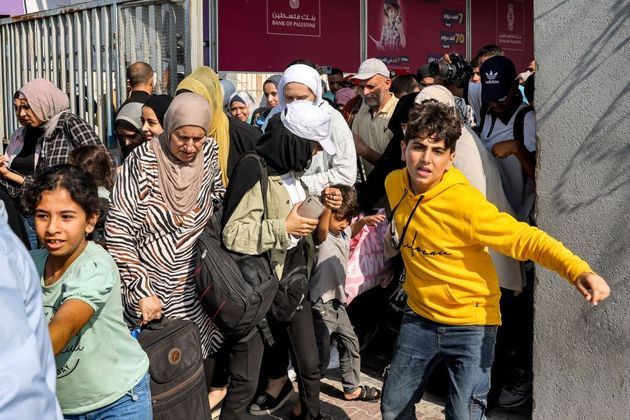 Um primeiro grupo de estrangeiros deixou a Faixa de Gaza nesta quarta-feira (1º) pela fronteira do Egito com a cidade de Rafah, no extremo sul do território palestino. Foi a primeira vez que a passagem foi aberta desde o início do conflito entre Israel e o Hamas, no início de outubro. Na foto acima, dezenas de civis chegam ao território egípcio