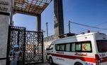 Ambulância na fronteira do Egito com Gaza aguardando os refugiados