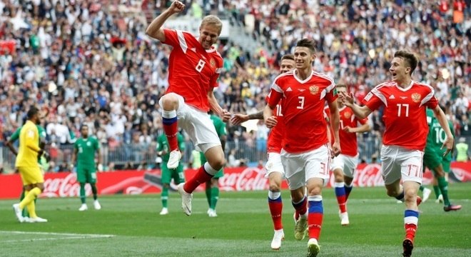 O volante Gazinsky, da Rússia, comemora o primeiro gol da Copa