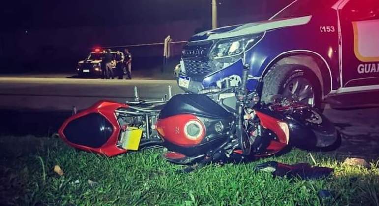 Dupla tentou fugir em uma moto, houve perseguição e suspeitos colidiram o veículo