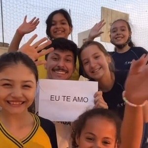 Professor Gean Sampaio ao lado dos estudantes
