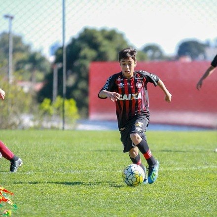 Gedson Santos, 14 anos, nasceu em Itararé, em São Paulo e teve passagem pelo Athletico-PR antes de acertar sua ida ao Flamengo neste ano. O jogador estava há apenas uma semana no CT Ninho do Urubu e tinha o apelido de 'Gedinho' pelo seu tamanhoVeja também: Vídeo mostra momento de incêndio no alojamento da base do Flamengo