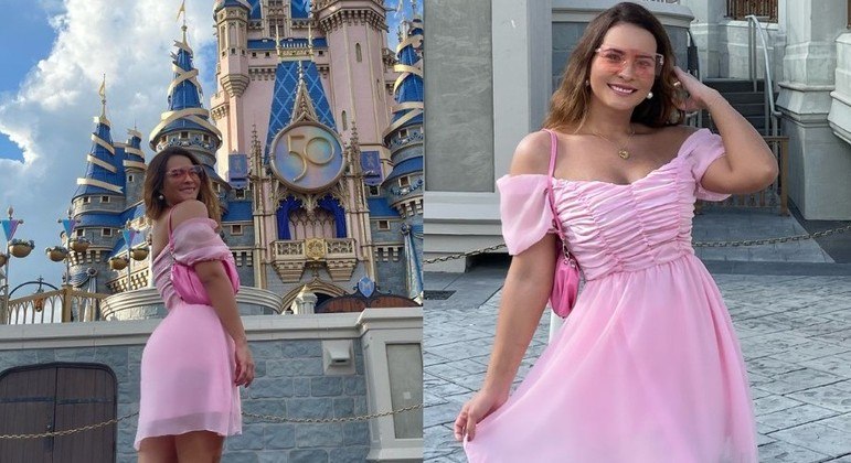 Geisy Arruda em frente ao Castelo da Cinderela com seu vestido rosa