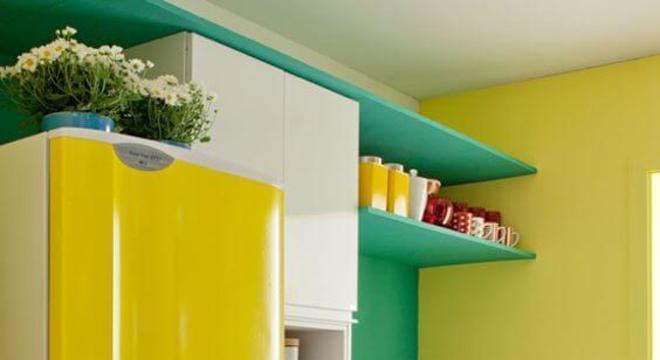 Geladeira com adesivo amarelo