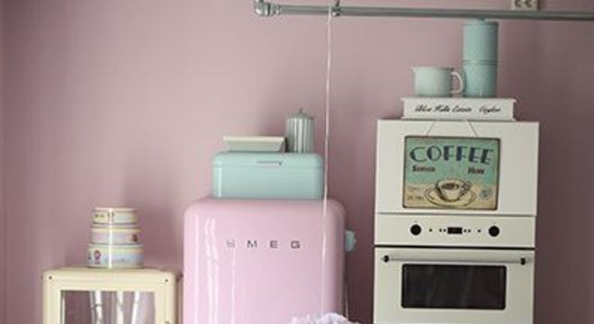 Geladeira cor de rosa na cozinha