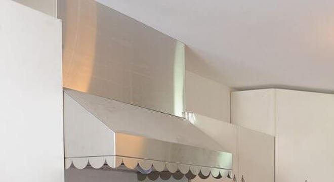 Geladeira cor de rosa na cozinha pequena