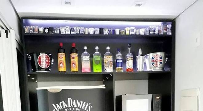 Geladeira envelopada preta com a marca Jack Daniels