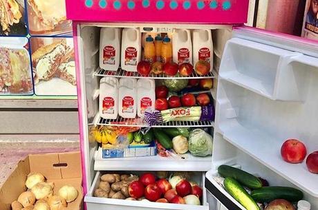 Foto da geladeira cheia de alimentos 
