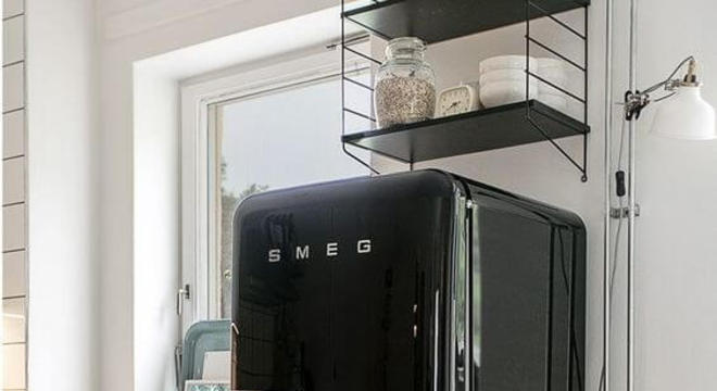 Geladeira preta na cozinha compacta