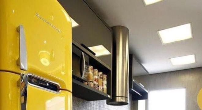 Geladeira retrô amarela na cozinha cinza