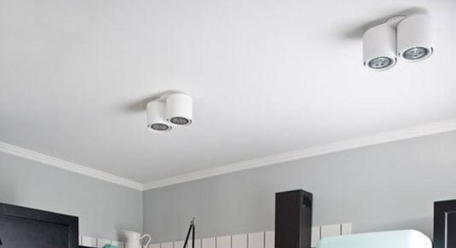 Geladeira retrô azul claro com armários pretos