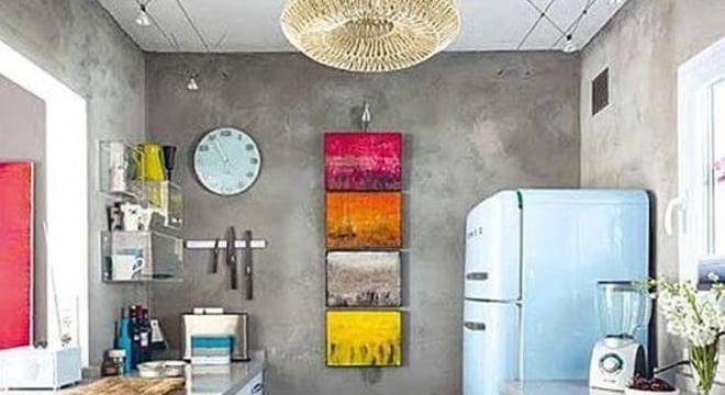 Geladeira retrô azul claro com parede cimento queimado