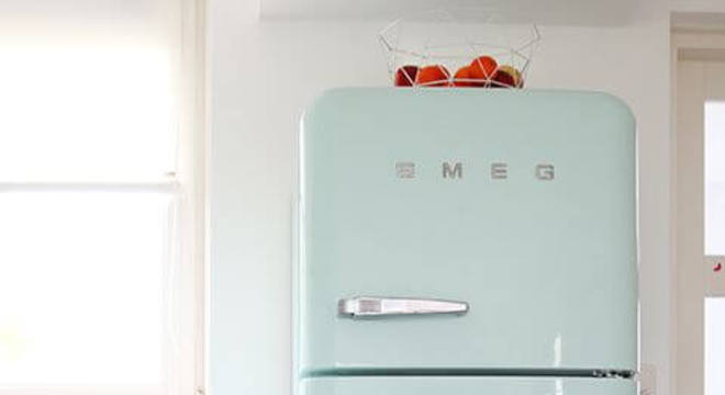 Geladeira retrô azul com decoração rosa e branca