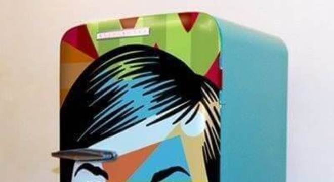 Geladeira retrô com adesivo colorido