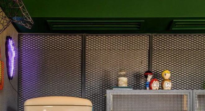 Geladeira retrô na cozinha cinza