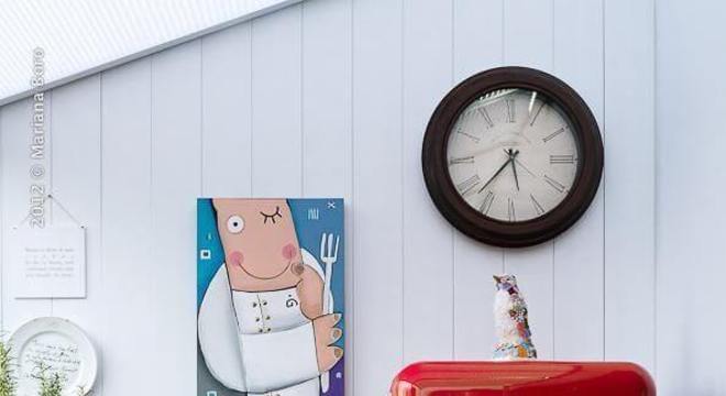 geladeira retrô vermelha com decoração linda