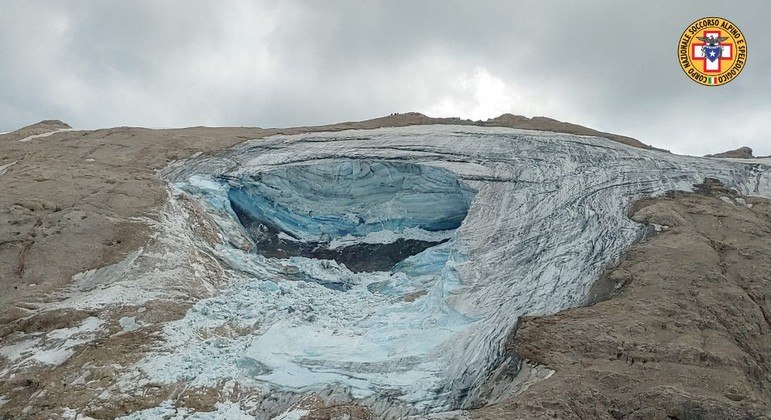 Serviço de emergência italiano fotografou parte da montanha que deslizou nos alpes