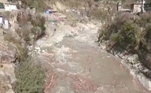 O acidente com a geleira destruiu a barragem de uma hidrelétrica e a força das águas invadiu tudo, obrigando os moradores das aldeias locais a fugir