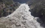 O rompimento de uma geleira do Himalaia deixou um rastro de destruição no norte da Índia neste domingo (7)