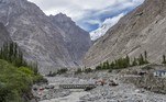 O Paquistão tem mais de 7.000 geleiras, mais do que qualquer outro país do mundo, com exceção das áreas polares. Mas as mudanças climáticas aceleram seu derretimento, criando milhares de lagos glaciais. Trinta e três desses lagos, formados na cordilheira do Himalaia, na cordilheira de Karakoram ou no maciço de Hindu Kush, ameaçam desencadear inundações repentinas e devastadoras, segundo as autoridades