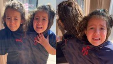 Mãe veste filhas gêmeas com 'camiseta da união' a fim de acabar com brigas e divide opiniões 