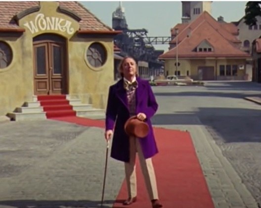 Gene Wilder só aceitou o papel de Willy Wonka em A Fantástica Fábrica de Chocolates se pudesse em sua primeira cena se fingir de manco com uma bengala, fingir que caiu e se levantar com uma cambalhota.