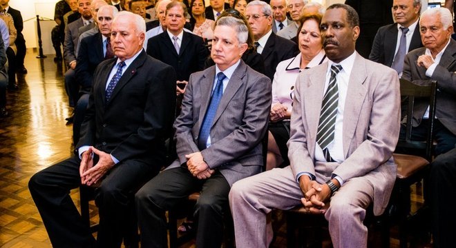  General Eduardo (ao centro) afirma que escritor e 'guru' de integrantes do governo faz 'fofoca'