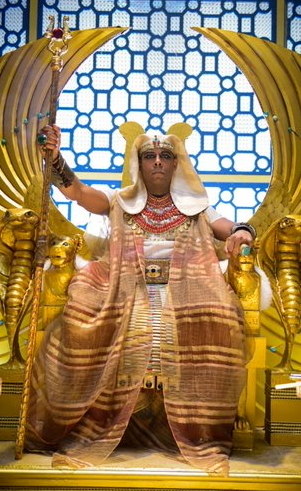 Amenemhat III ( André Ramiro): Faraó do Egito, famoso por apreciar e colecionar mulheres, ele tem em suas duas esposas Aat e Khen seu ponto fraco. Sua realidade enche de cor ao conhecer a bela Sara e querer conquistá-la, sem saber que isso poderá lhe custar a vida.