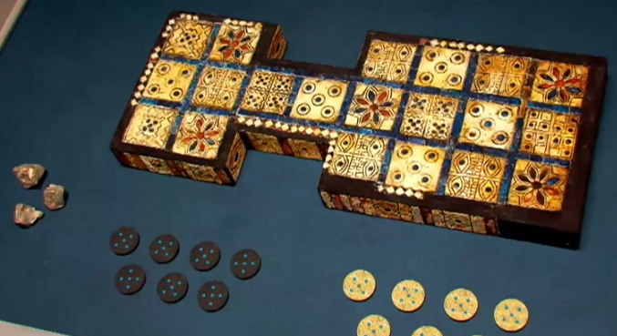 Algumas versões do jogo real de Ur são fabricadas e distribuídas