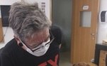 Com o rosto limpo, prepare a pele usando base, corretivo e pó