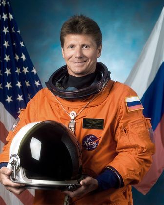O cosmonauta russo Gennady Padalka detém o recorde de ser humano com mais tempo no espaço, 879 dias. Ele alcançou essa marca após participar de cinco missões espaciais